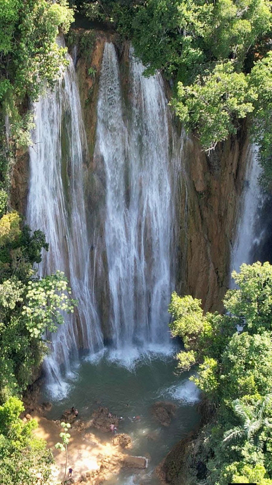 El Limón waterfall surrounded by lush tropical forest